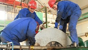 “關鍵設備新動能”系列報道——氫壓機組搶修紀實：團隊協(xié)作與高效應急的生動展現(xiàn)