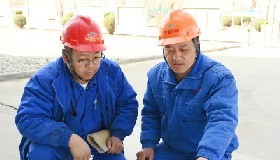 “關(guān)鍵設(shè)備新動能”系列報道——氯化苯廠全力搶修精餾塔 激發(fā)設(shè)備運行新動能